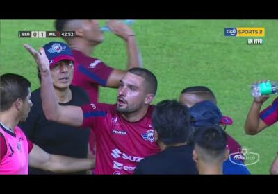 ¡Lamentable! Bianconi mientras celebra, un proyectil lanzado desde la tribuna impactó en su rostro