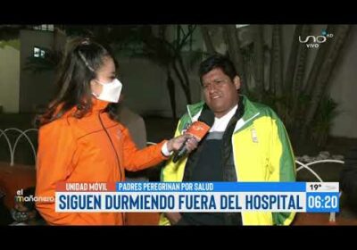 Padres de familias duermen con sus hijos en las afueras el Hospital de Niños por atención médica.