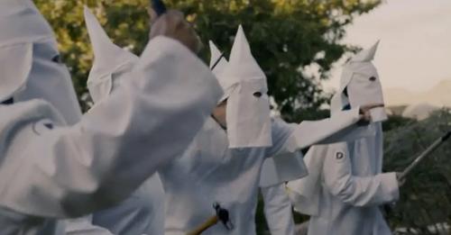 El polémico anuncio de campaña de un pastor republicano: se defiende con un rifle AR-15 de “demócratas enojados en capuchas del Ku Kluk Klan”