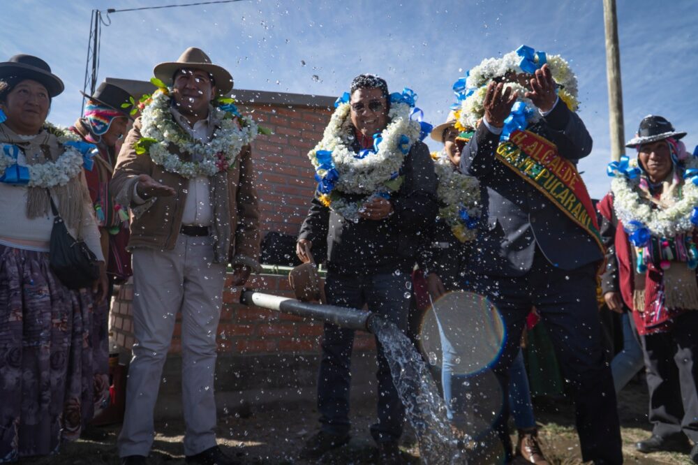 Lecheros de Pucarani se benefician con sistemas de agua para mejorar su producción