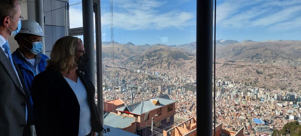 Ministra alemana recorre La Paz en Mi Teleférico y expresa que quiere replicarlo en su país