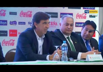 🚨 🇧🇴 Gustavo Costas llegó a La Paz y fue presentado como nuevo entrenador de la Selección boliviana.