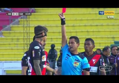 #CopaTigoClausura 🏆 ¡Expulsado Marc Enoumba! El jugador levantó la pierna hasta impactar en Ramírez