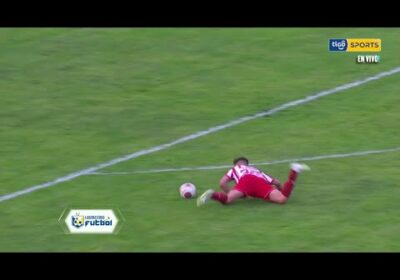 Esta es la jugada del resbalón de Cristaldo. ¿La cancha del estadio Patri está en malas condiciones?