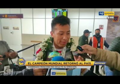 El campeón mundial retornó al país. Conrrado Moscoso no ocultó su emoción.