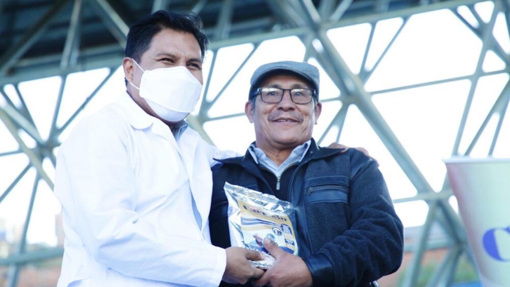 Gobierno entrega nuevo suplemento “Carmelo” y medicamentos a adultos mayores
