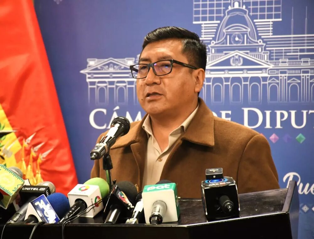 Dan detención domiciliaria a exdiputada Margarita Fernández por tomar la presidencia de Diputados en 2019