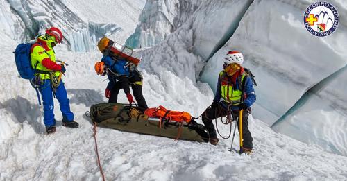 Uno de los alpinistas que subió al Illimani sobrevivió gracias a su mochila