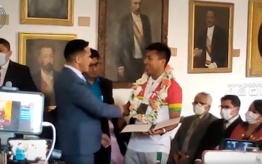 Sucre recibe a Conrado Moscoso y le otorga la Medalla Gran Mariscal de Ayacucho
