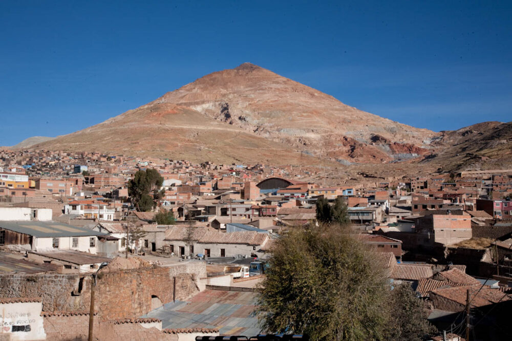 Comisión sugiere poner un cordón de seguridad para detener degradación del Cerro Rico de Potosí