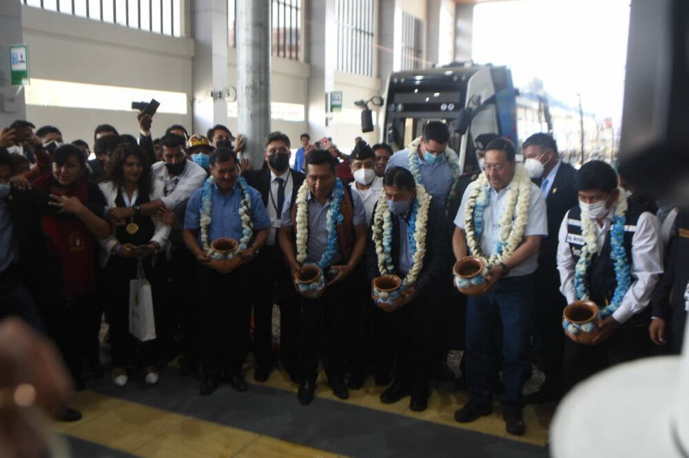 Arce pone en marcha el Tren Metropolitano, el sistema de transporte más moderno del país (amplia)