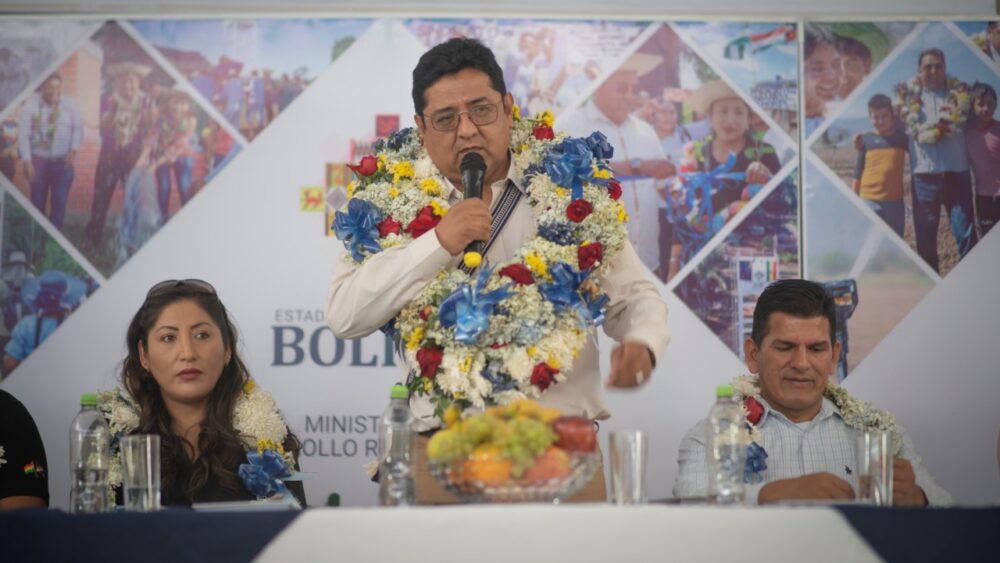 Gobierno destina Bs 40 millones para dotar de agua a 8.656 familias de pequeños productores en Santa Cruz