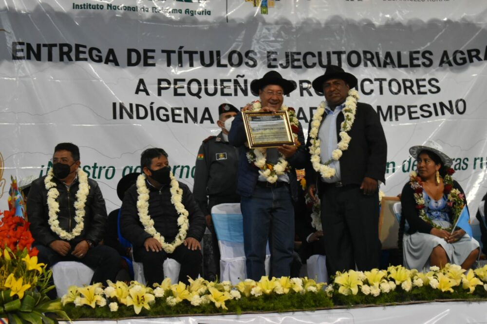 Gobierno entrega 7.608 títulos ejecutoriales a 12.203 productores de Cochabamba