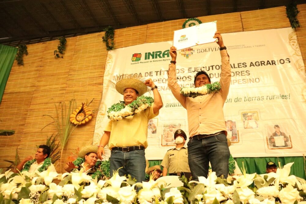 Presidente Arce entrega 511 títulos ejecutoriales a 688 productores de Santa Cruz