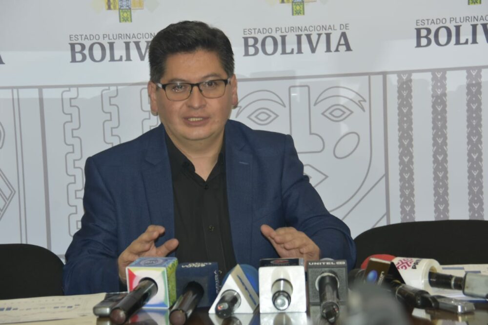 Economía pide a mineros de Colquiri levantar bloqueo y dialogar, ve “descontextualización” del decreto de aporte para bonos