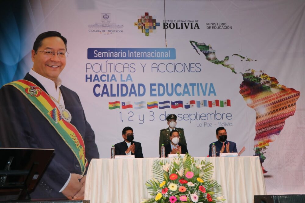 Ministro destaca participación de más de 65.000 maestros en seminario internacional