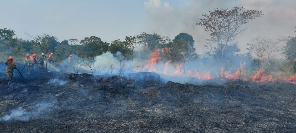 Lluvia apaga incendios en Porongo, La Guardia, El Torno, Samaipata, Saipina y Cabezas