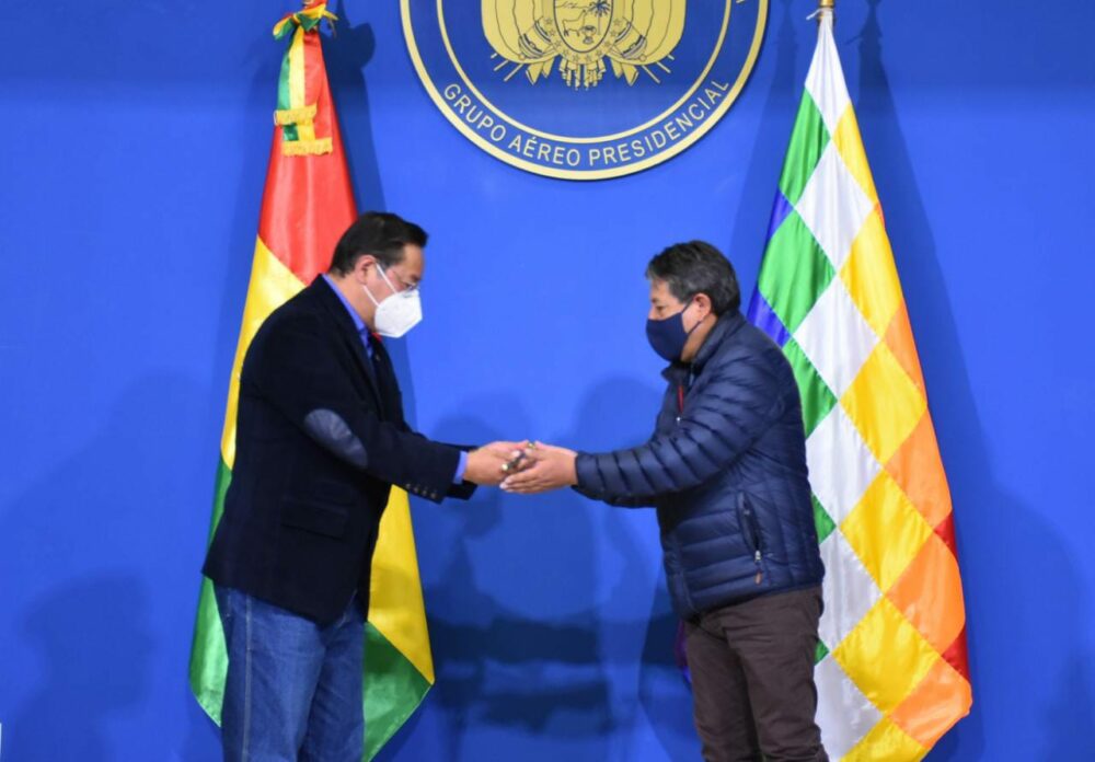 Arce entrega el Bastón de Mando a Choquehuanca y parte a Brasil para cumplir una agenda