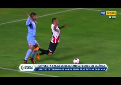 Supuesta falta de Bejarano a Flores en el área. El árbitro determinó que no era penal