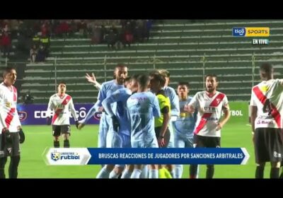 Bruscas reacciones de jugadores por sanciones arbitrales.