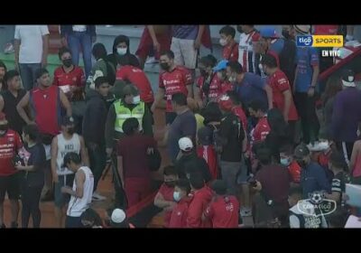 ¡Reprochable actitud! En el entretiempo del partido hubieron inconvenientes en las tribunas.