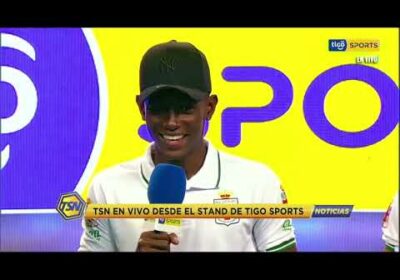 Jairo Jean y Dorny Romero jugadores de Real Santa Cruz, visitaron el stand de Tigo Sports.