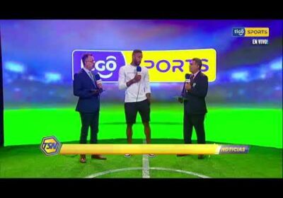 César Martins de Bolívar visita el stand de Tigo Sports.