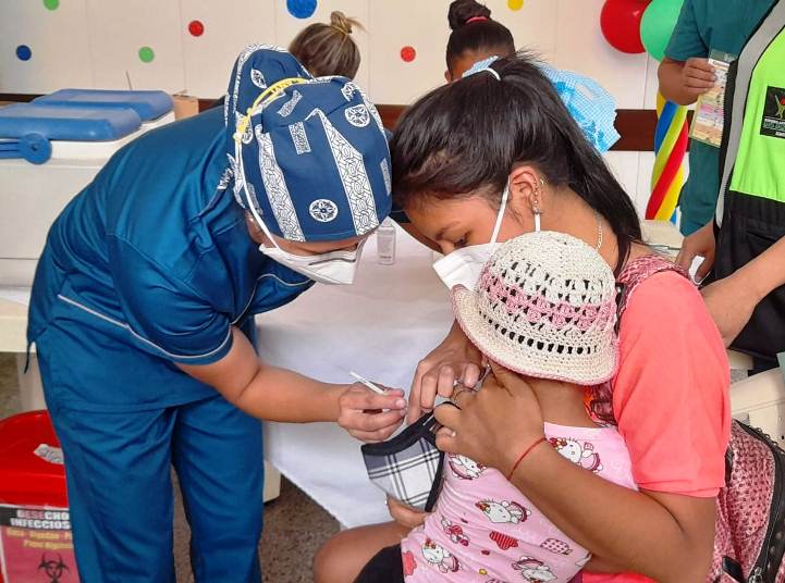 Bolivia inicia la campaña Día “V” para inmunizar a menores de 5 años