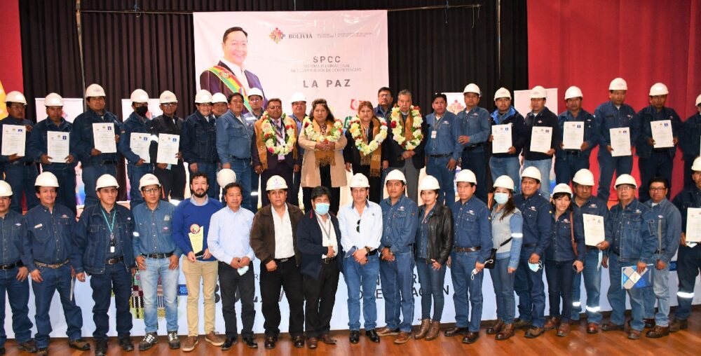 Educación certifica a 103 trabajadores en los rubros de soldador para redes de gas y reparador eléctrico de vehículos