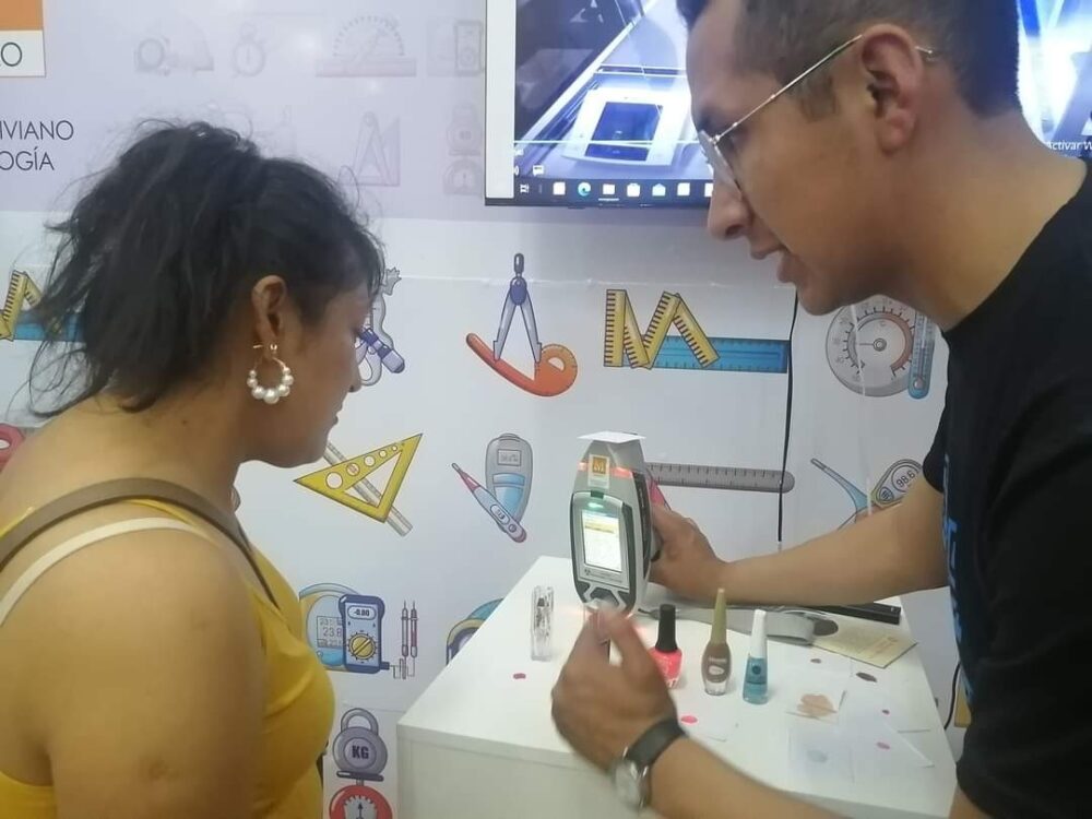 Expocruz: Ibmetro realiza medición de sustancias tóxicas en cosméticos