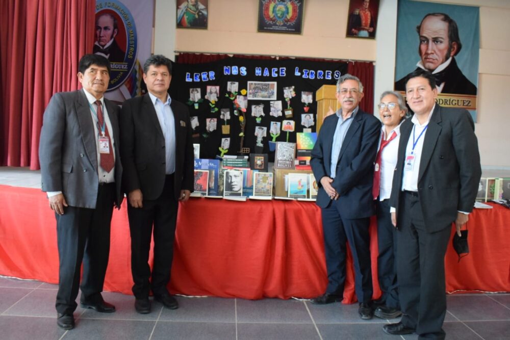 Vicepresidencia dona libros a la Escuela Superior de Formación de Maestros “Simón Rodríguez” de Cochabamba