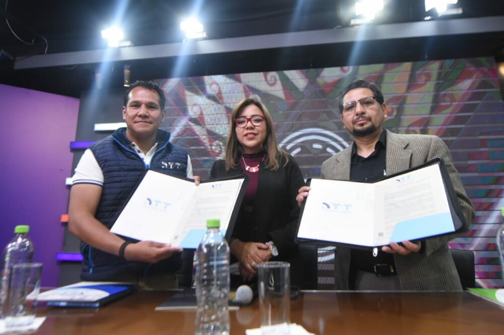 ATT entrega a Bolivia Tv licencias para radiodifusión televisiva en TDA y contratos para uso de frecuencias