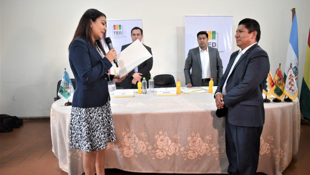 TED Santa Cruz entrega credenciales a los alcaldes electos de La Guardia y San Javier