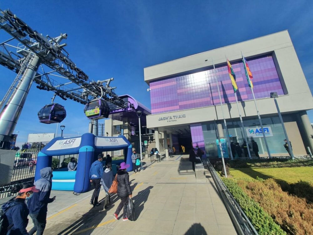 Línea Morada del teleférico celebra cuatro años de transportar por cable con seguridad y eficiencia a millones de paceños