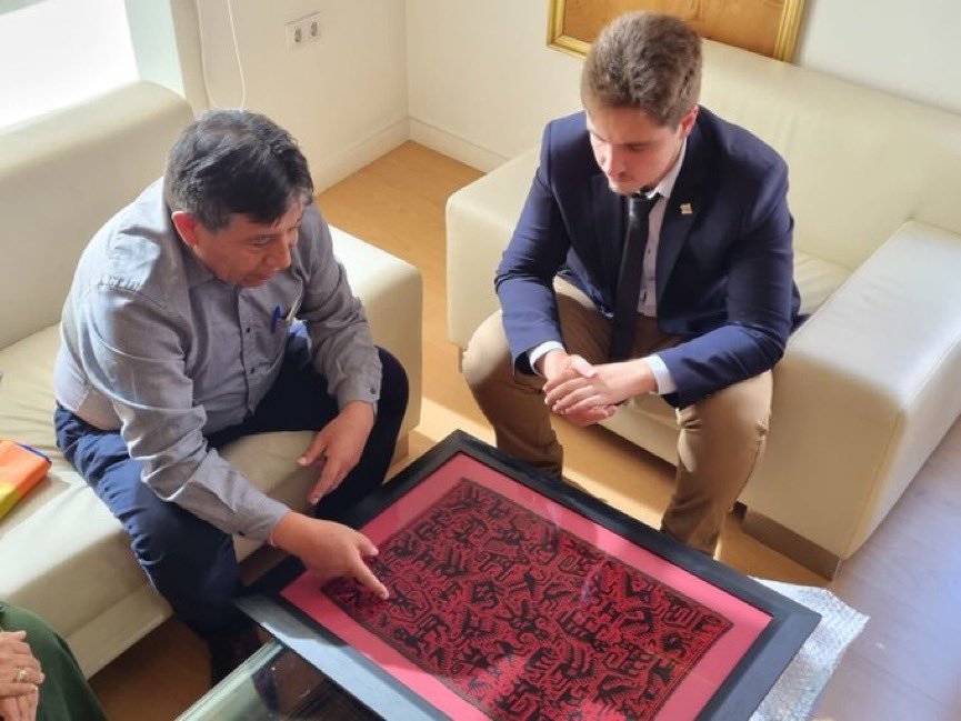 Vicepresidente se reúne con alcalde de Totana y visita planta productora de uva