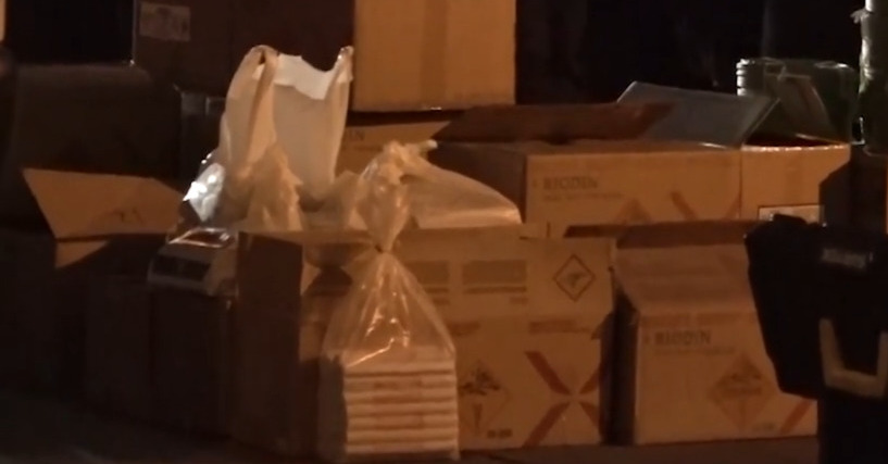 Policía secuestra 15 cajas de explosivos de dos tiendas de El Alto