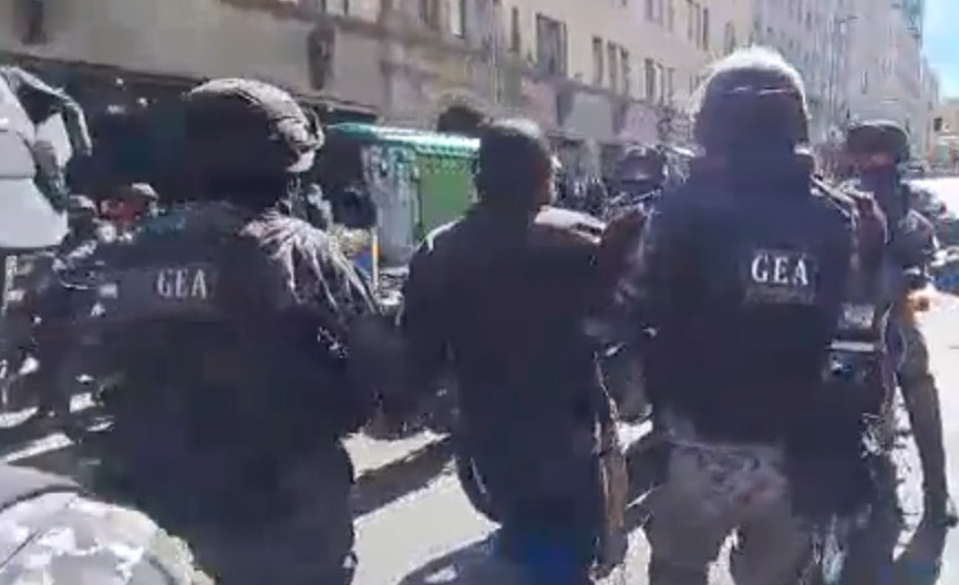 Policía aprehende a un cocalero que portaba explosivos y petardos en el centro paceño