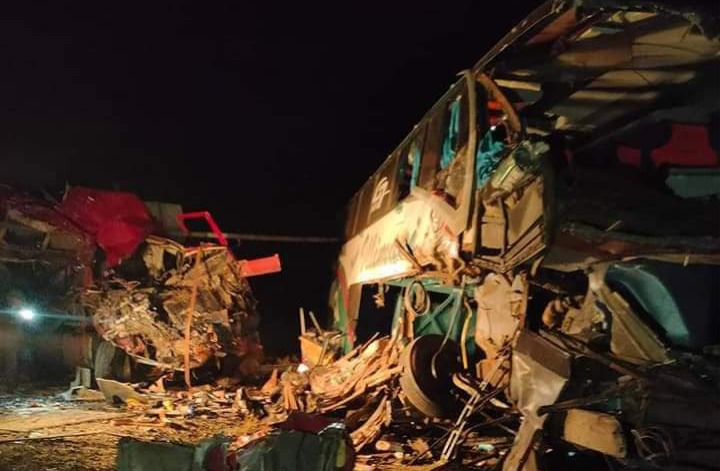 Colisión entre un camión con bus deja 11 heridos y una fallecida en Uyuni