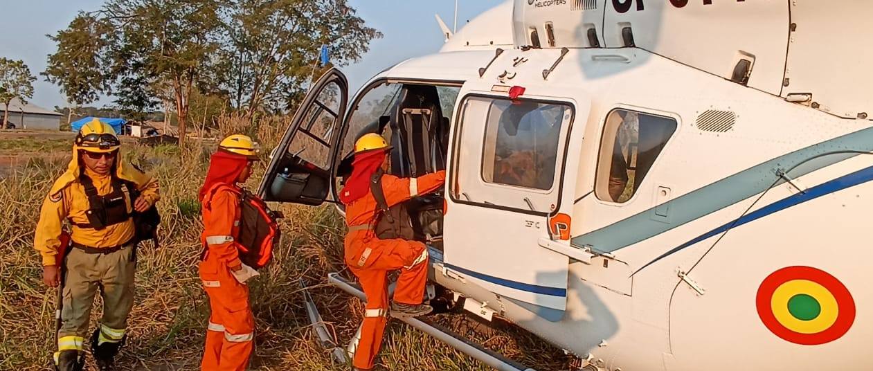 Helicóptero con sistema bambi bucket apoyará en la sofocación del incendio en Tarija 