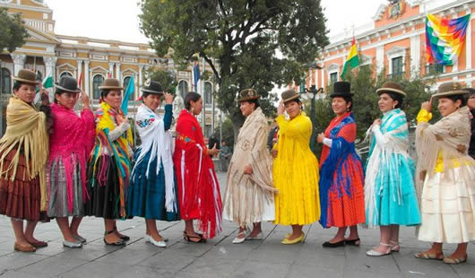 Mujeres alteñas y legisladoras reivindican valor histórico de la pollera, vestimenta de la chola paceña 