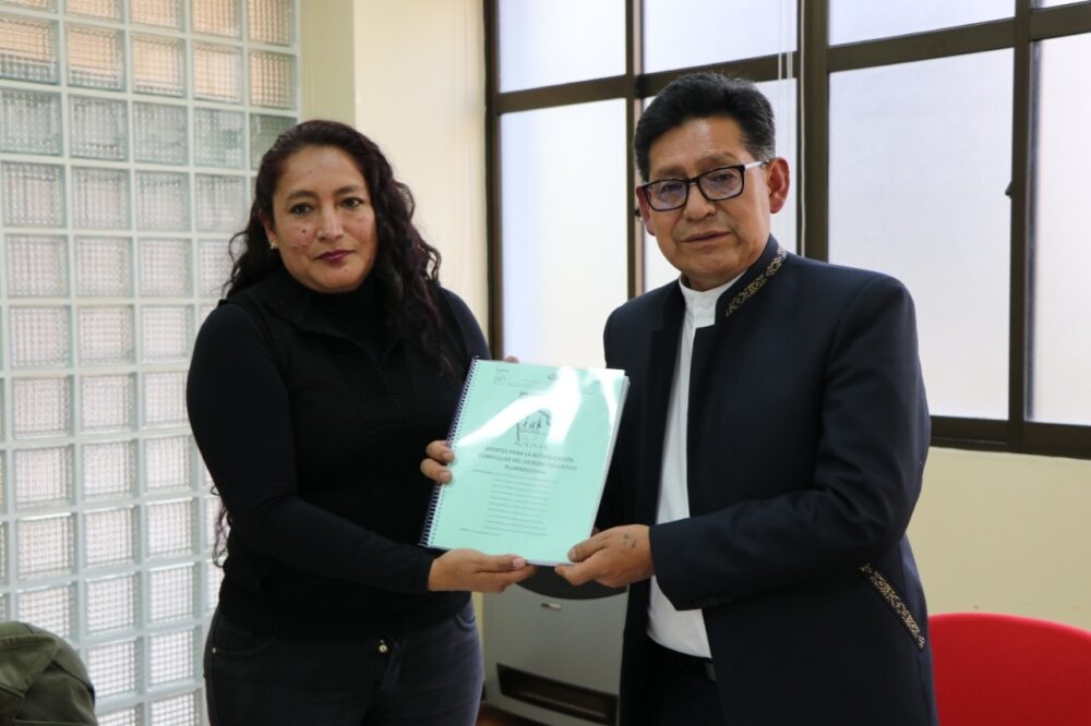 Padres de familia entregan propuestas para la actualización del currículo educativo