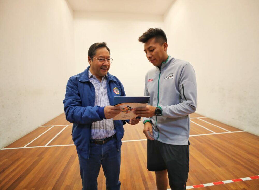 Presidente Arce destaca la humildad y grandeza del campeón mundial Conrrado Moscoso