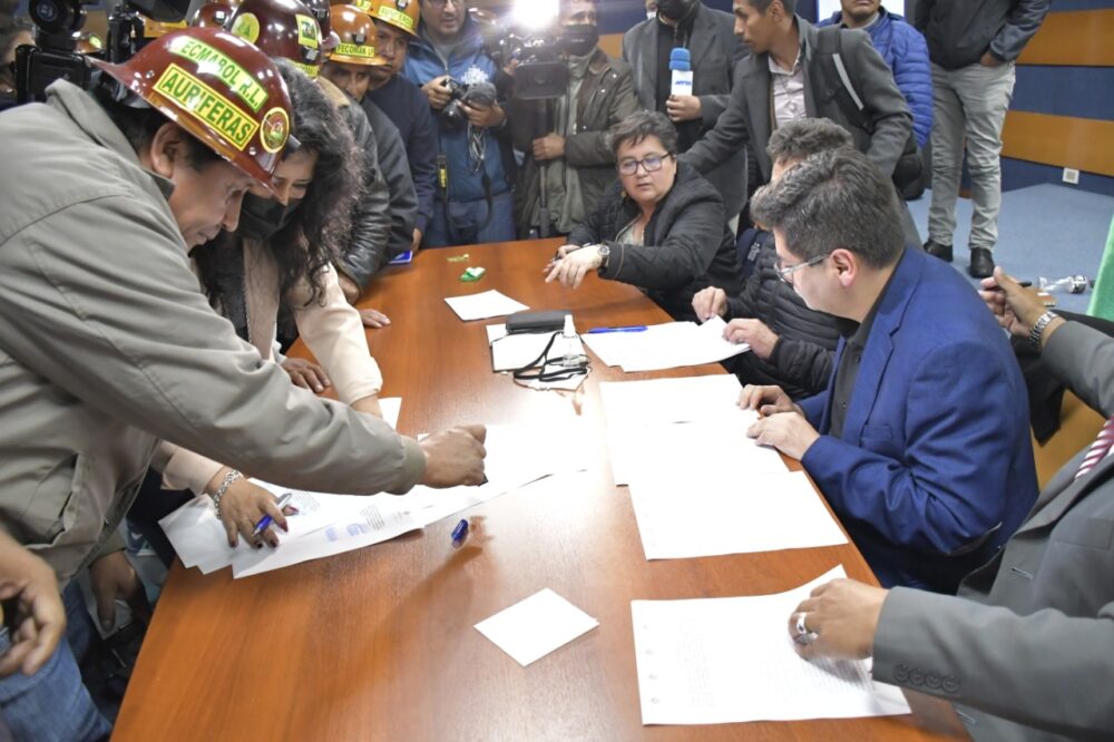 Mineros auríferos aceptan tributo del 4,8% y suspenden medidas de presión