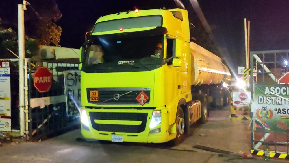 YPFB pide evitar agio y envía 38 cisternas para abastecer con combustibles a Santa Cruz