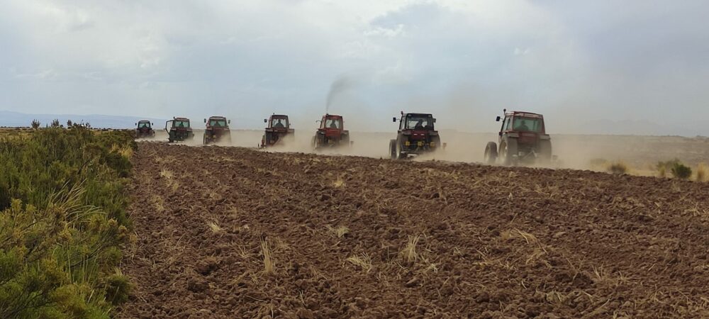 Siembra mecanizada de quinua llega a la comunidad Ayamaya de Sica Sica