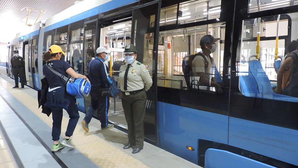 Desde este lunes 24 oficiales de la Policía resguardan las estaciones y vagones del Tren Metropolitano
