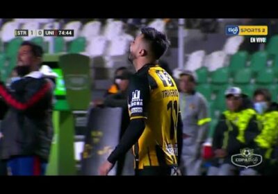 ¡Gol de The Strongest! Enrique Triverio define con calma y anota desde el punto de penal.