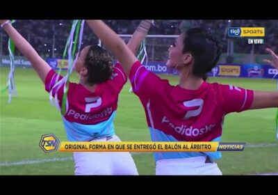 Original forma en que se entregó el balón al árbitro.