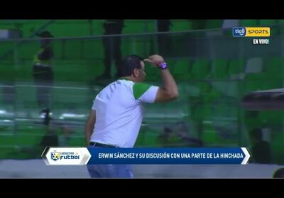 Erwin Sánchez y su discusión con una parte de la hinchada.