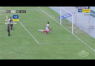 ¡Gol de Universitario de Vinto! Vallejos aprovecha un rebote para empujar el balón y anotar.